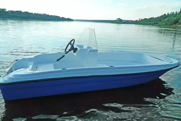 Стеклопластиковая лодка Пингвин с консолью (тримаран) в Орле