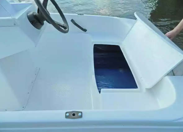 Стеклопластиковая лодка Пингвин с консолью (тримаран) в Орле