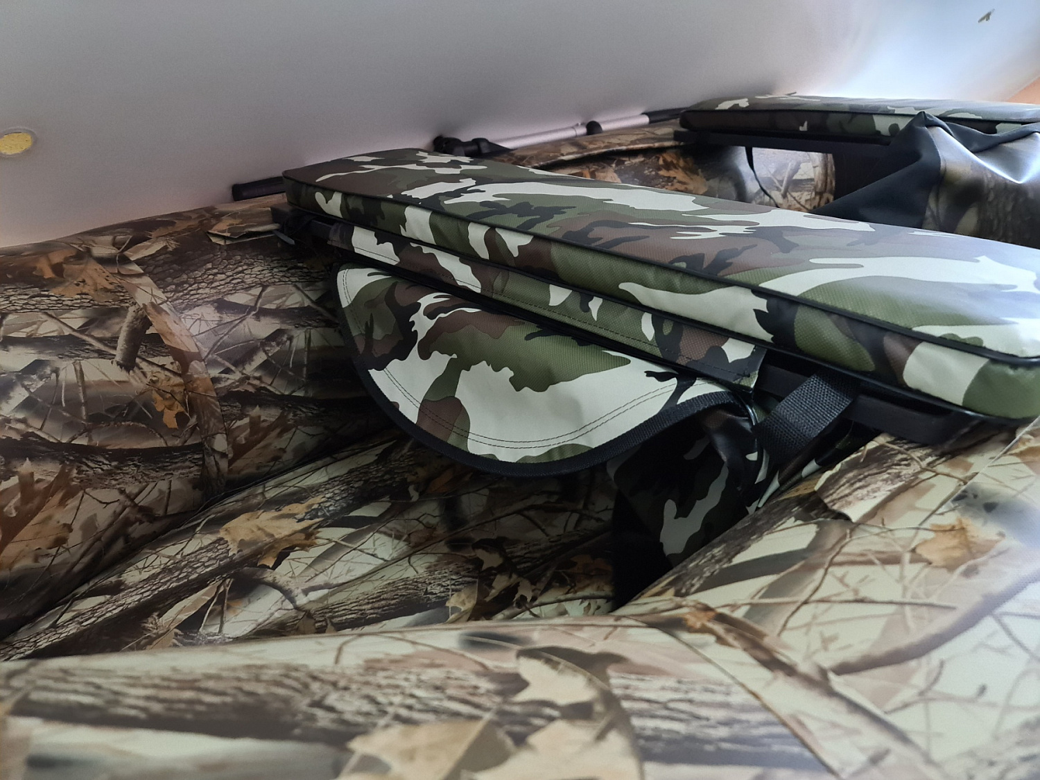 КОМПЛЕКТ МЯГКИХ НАКЛАДОК С СУМКОЙ ДЛЯ ЛОДОК 105Х20 КАМУФЛЯЖ в Орле